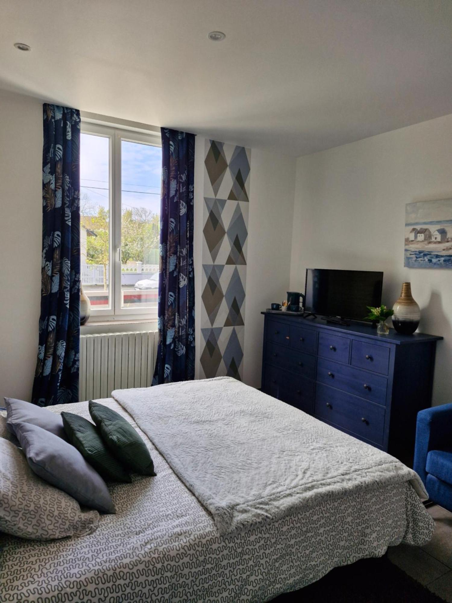 Hotel Le 6 3 Home Port En Bessin エクステリア 写真
